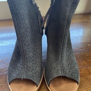 TOMS size 7.5